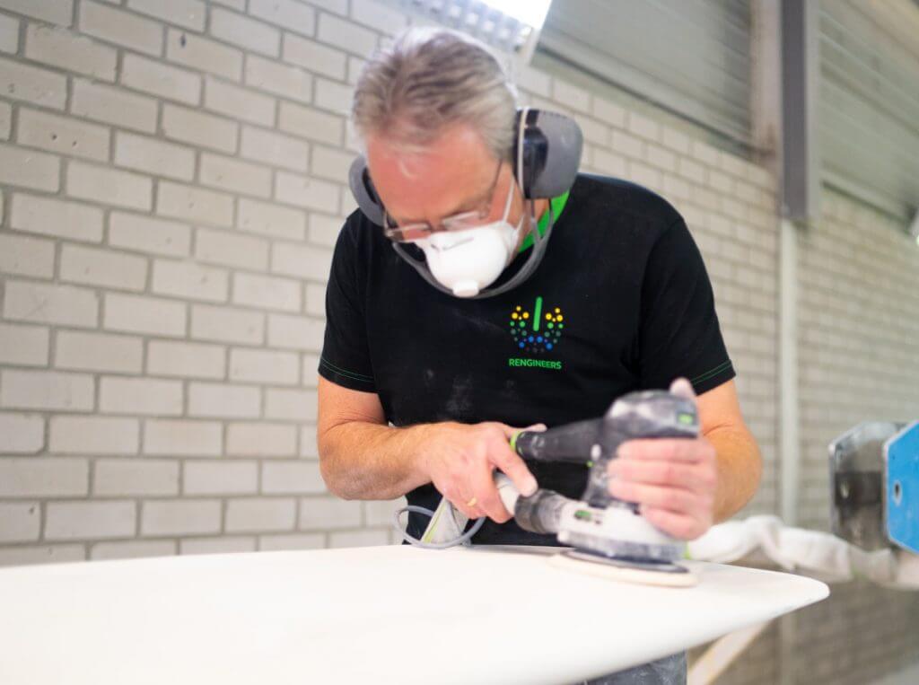 Bladonderhoud en herstel van bladen voor windmolens. Onze rengineers herstellen en repareren bladen. Op locatie of in werkplaats.