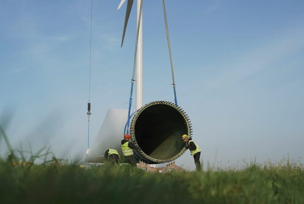 Een turnkey project van formaat. Na jarenlang volledige onderhoud demonteerden wij een Siemens 3.6 MW en maakten deze klaar voor transport.